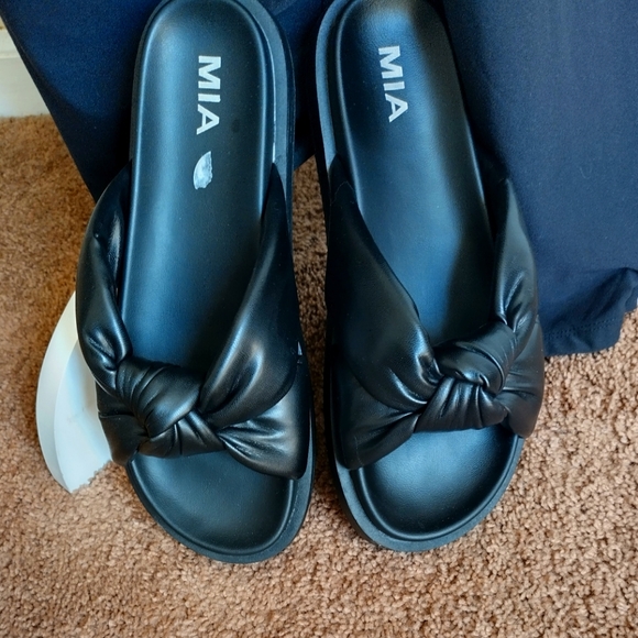 NEW* BLACK MIA SANDALS - Picture 2 of 7